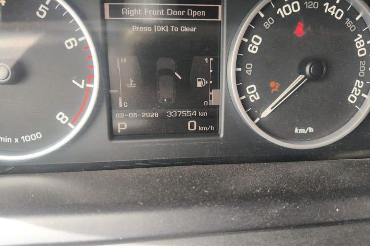 Used Land Rover Range Sport 2011 5.0 NA V8 HSE Odometer Close Up