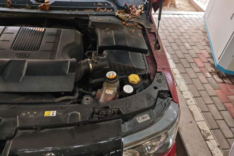 Used Land Rover Range Sport 2011 5.0 NA V8 HSE Engine Bay Left