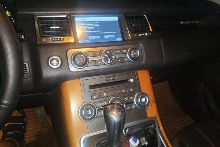 Used Land Rover Range Sport 2011 3.0 TDV6 Diesel Version Audio And AC Panel