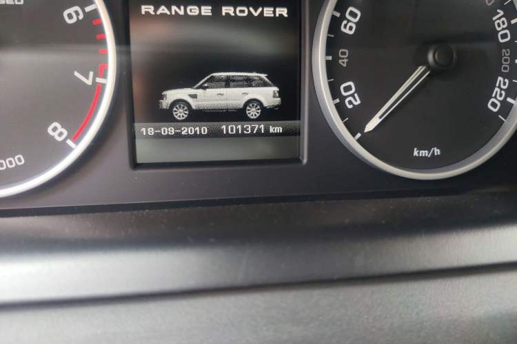 Used Land Rover Range Sport 2011 5.0 SC V8 HSE Odometer Close Up