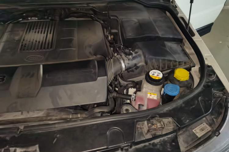Used Land Rover Range Sport 2012 5.0 NA V8 HSE Engine Bay Left