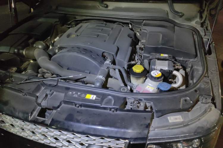 Used Land Rover Range Sport 2013 3.0 TDV6 Diesel Edition Engine Bay Left