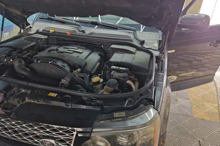 Used Land Rover Range Sport 2013 3.0 TDV6 Diesel Edition Engine Bay Left