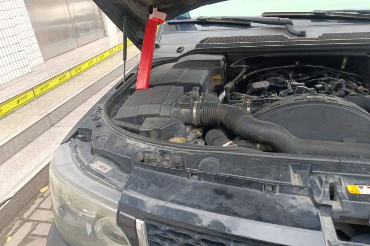 Used Land Rover Range Sport 2013 3.0 TDV6 Diesel Edition Engine Bay Right