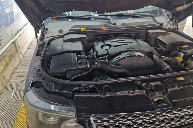 Used Land Rover Range Sport 2013 3.0 TDV6 Diesel Edition Engine Bay Right