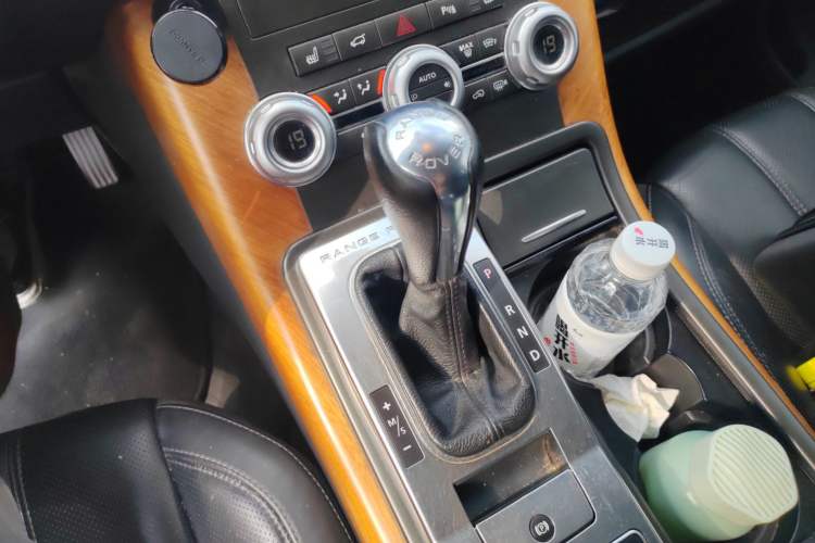 Used Land Rover Range Sport 2013 3.0 TDV6 Diesel Edition Gear Lever