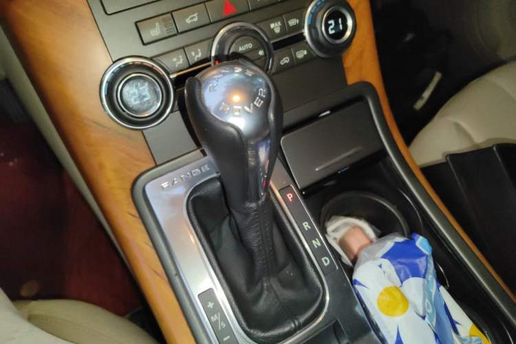 Used Land Rover Range Sport 2013 3.0 TDV6 Diesel Edition Gear Lever