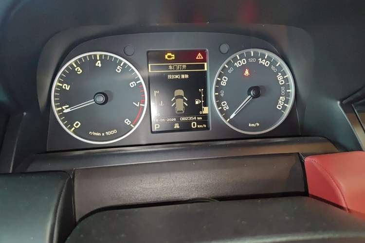 Used Land Rover Range Sport 2013 5.0 NA V8 HSE Odometer Close Up