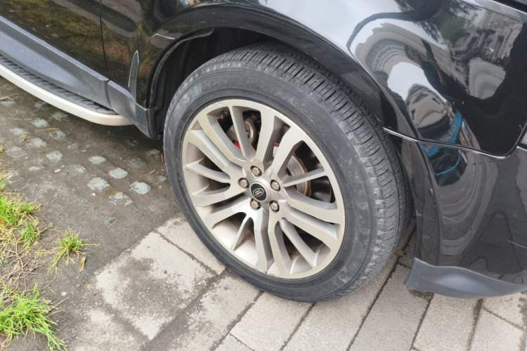Used Land Rover Range Sport 2013 3.0 TDV6 Black Label Limited Edition Right Front Wheel Hub