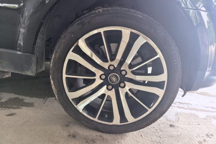 Used Land Rover Range Sport 2013 3.0 TDV6 Diesel Ultimate Sport Edition Right Front Wheel Hub