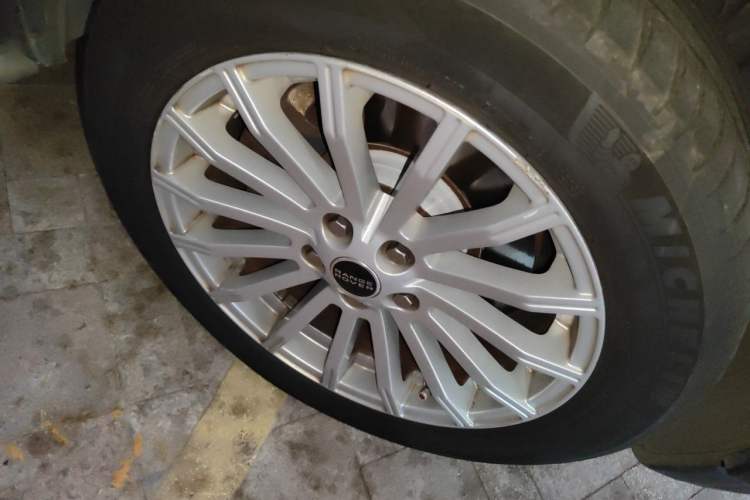 Used Land Rover Range Sport 2013 3.0 TDV6 Diesel Edition Right Front Wheel Hub