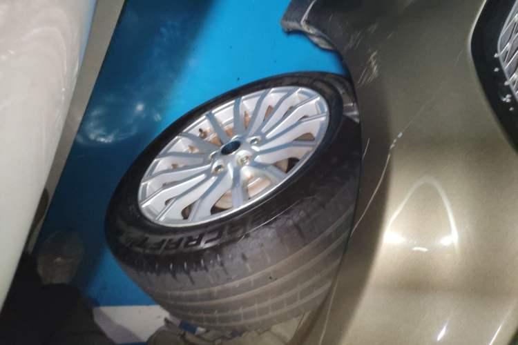 Used Land Rover Range Sport 2013 3.0 TDV6 Diesel Edition Right Front Wheel Hub