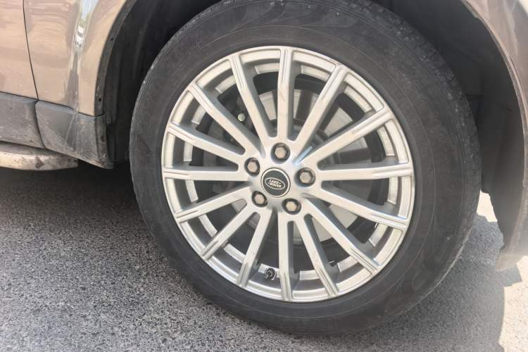 Used Land Rover Range Sport 2013 3.0 TDV6 Diesel Ultimate Sport Edition Right Front Wheel Hub
