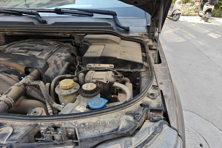 Used Land Rover Range Sport 2013 3.0 TDV6 Diesel Edition Engine Bay Left