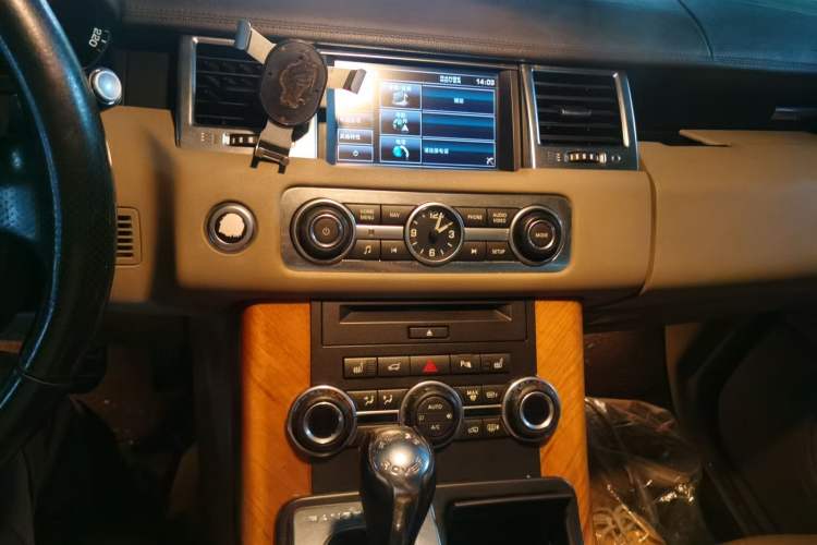 Used Land Rover Range Sport 2013 3.0 TDV6 Diesel Edition Audio And AC Panel