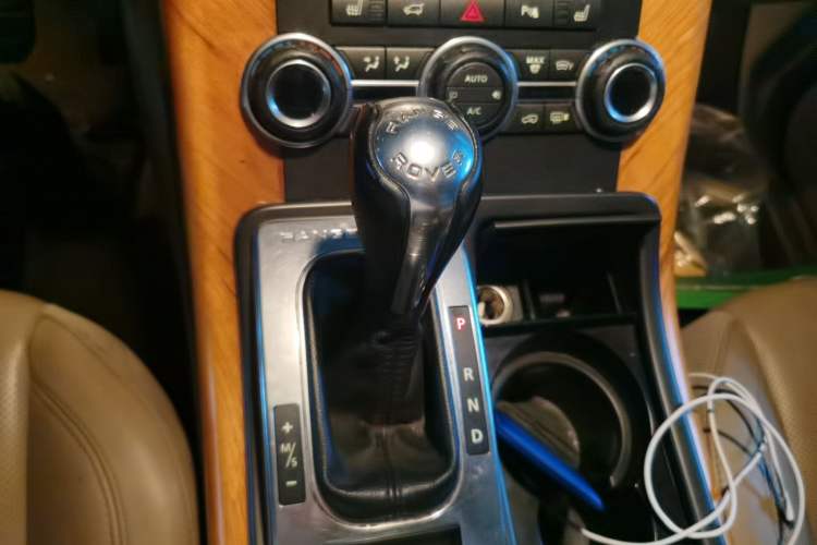 Used Land Rover Range Sport 2013 3.0 TDV6 Diesel Edition Gear Lever