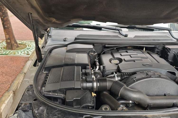 Used Land Rover Range Sport 2013 3.0 TDV6 Diesel Edition Engine Bay Right