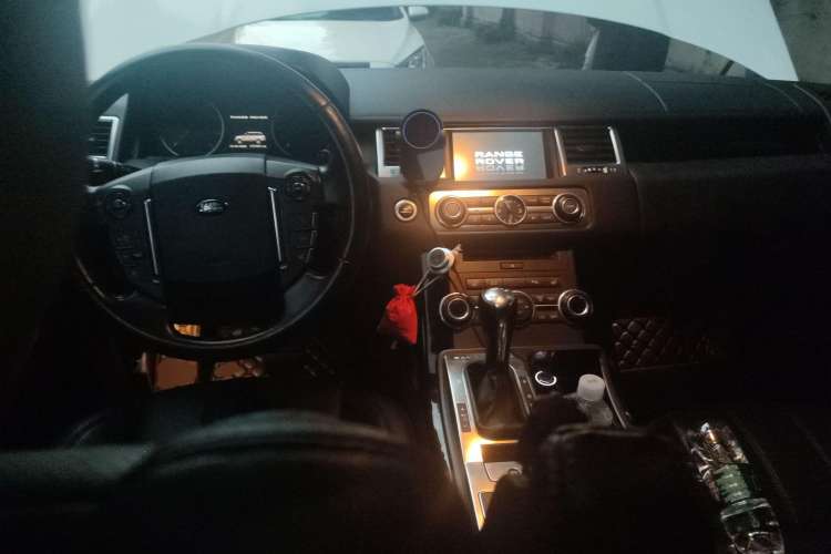 Used Land Rover Range Sport 2013 5.0 NA V8 HSE Center Console