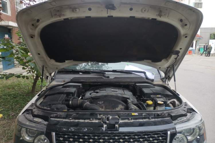 Used Land Rover Range Sport 2013 3.0 TDV6 Diesel Ultimate Sport Edition Engine Bay