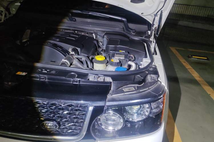Used Land Rover Range Sport 2013 3.0 TDV6 Diesel Edition Engine Bay Left