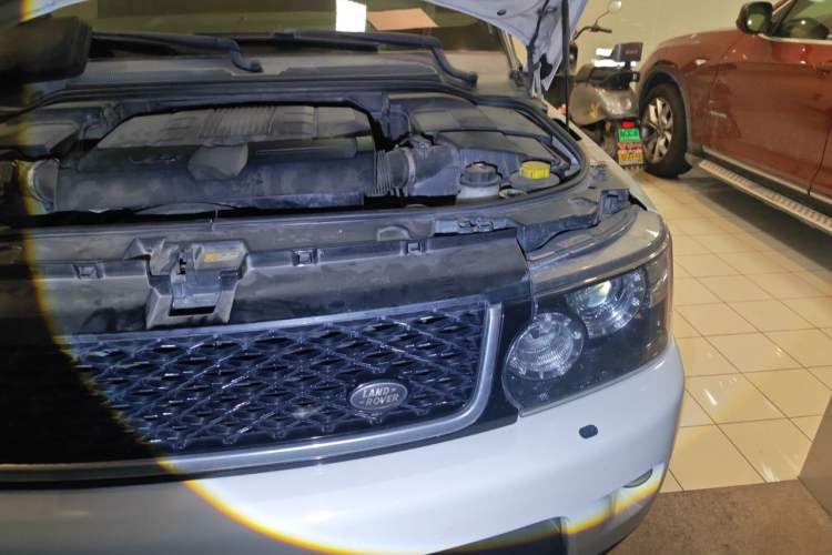 Used Land Rover Range Sport 2013 5.0 NA V8 Black Label Limited Edition Engine Bay Left
