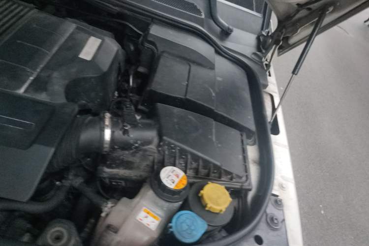 Used Land Rover Range Sport 2013 5.0 NA V8 HSE Engine Bay Left