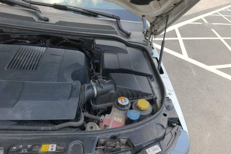 Used Land Rover Range Sport 2013 5.0 NA V8 HSE Engine Bay Left