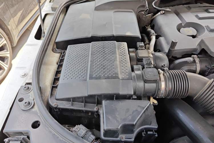 Used Land Rover Range Sport 2013 3.0 TDV6 Diesel Edition Engine Bay Right