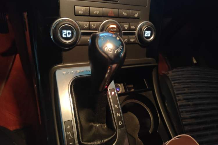 Used Land Rover Range Sport 2013 3.0 TDV6 Black Label Limited Edition Gear Lever