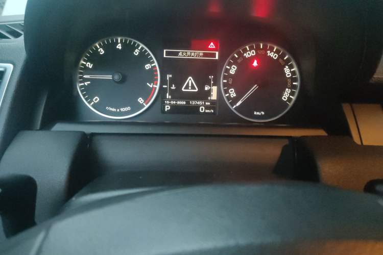 Used Land Rover Range Sport 2013 5.0 NA V8 HSE Odometer Close Up