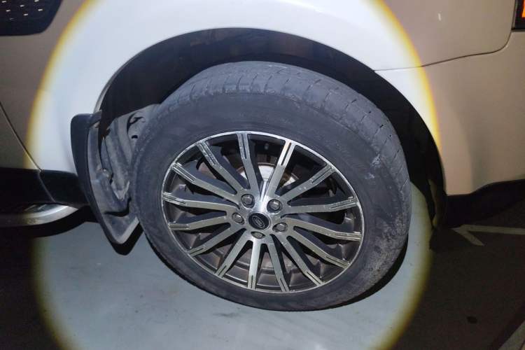 Used Land Rover Range Sport 2013 3.0 TDV6 Diesel Ultimate Sport Edition Right Front Wheel Hub