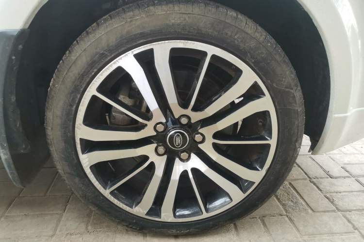 Used Land Rover Range Sport 2013 3.0 TDV6 Diesel Ultimate Sport Edition Right Front Wheel Hub