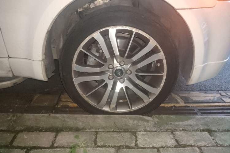 Used Land Rover Range Sport 2013 5.0 NA V8 HSE Right Front Wheel Hub