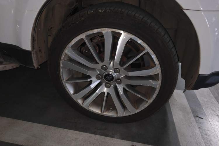 Used Land Rover Range Sport 2013 3.0 TDV6 Black Label Limited Edition Right Front Wheel Hub