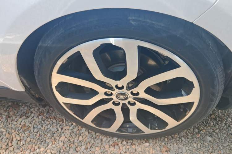 Used Land Rover Range Sport 2013 3.0 V6 U.S. Specification Right Front Wheel Hub