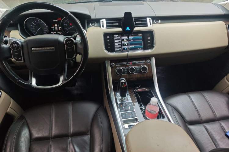 Used Land Rover Range Sport 2014 3.0 SC V6 HSE Center Console