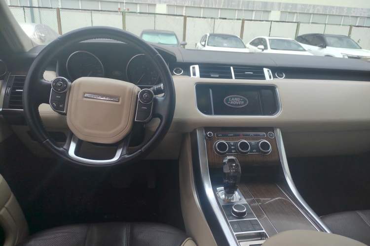 Used Land Rover Range Sport 2014 3.0 SC V6 HSE Center Console