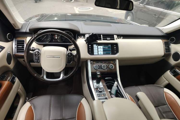 Used Land Rover Range Sport 2014 3.0 SC V6 HSE Center Console