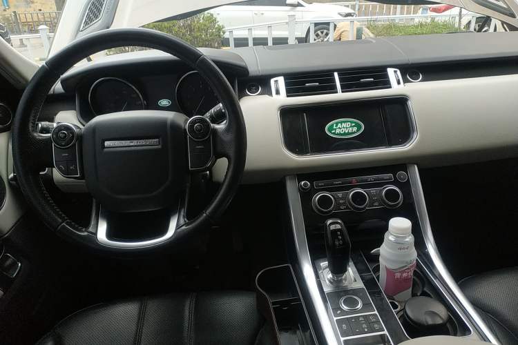 Used Land Rover Range Sport 2014 3.0 SC V6 HSE Center Console