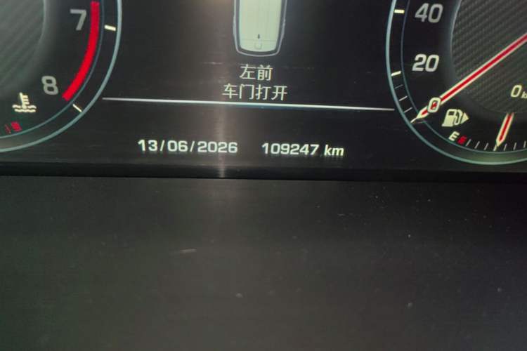 Used Land Rover Range Sport 2014 3.0 SC V6 HSE Odometer Close Up