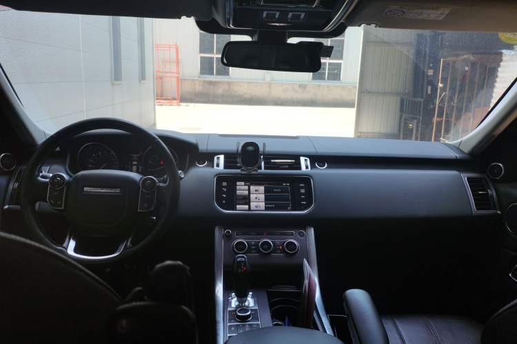 Used Land Rover Range Sport 2014 3.0 SC V6 HSE Center Console