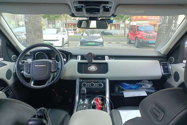 Used Land Rover Range Sport 2014 3.0 SC V6 HSE Center Console