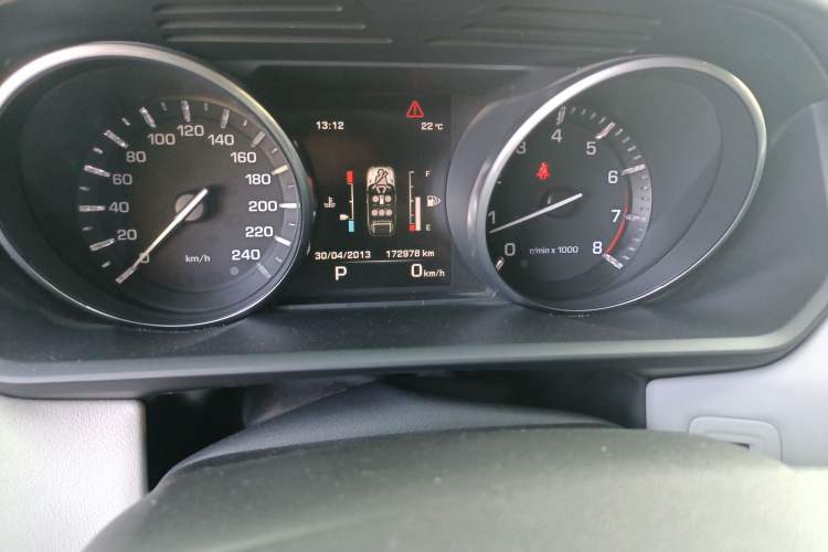 Used Land Rover Range Sport 2014 3.0 SC V6 HSE Odometer Close Up