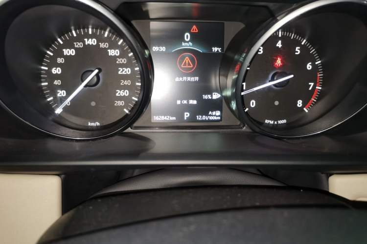 Used Land Rover Range Sport 2014 3.0 SC V6 HSE Odometer Close Up
