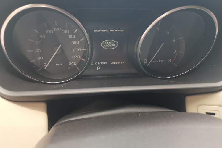 Used Land Rover Range Sport 2014 3.0 SC V6 HSE Odometer Close Up