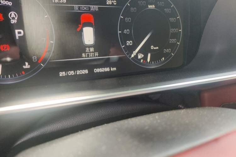 Used Land Rover Range Sport 2014 3.0 SC V6 HSE Odometer Close Up