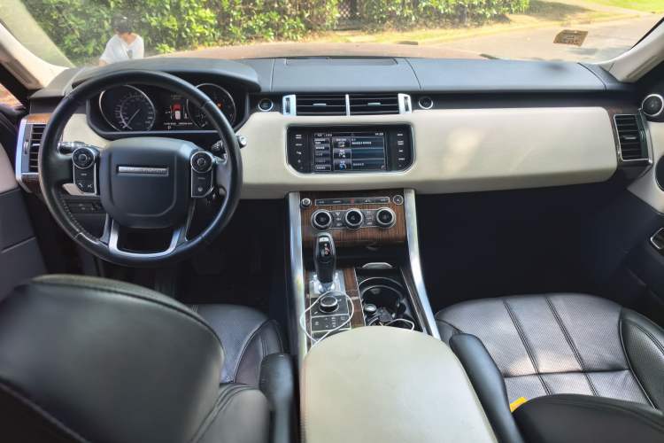 Used Land Rover Range Sport 2014 3.0 SC V6 HSE Center Console