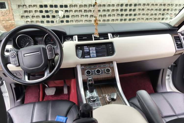 Used Land Rover Range Sport 2014 3.0 SC V6 HSE Center Console