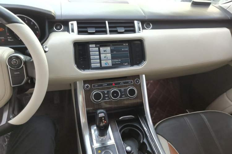 Used Land Rover Range Sport 2014 3.0 SC V6 HSE DYNAMIC Audio And AC Panel