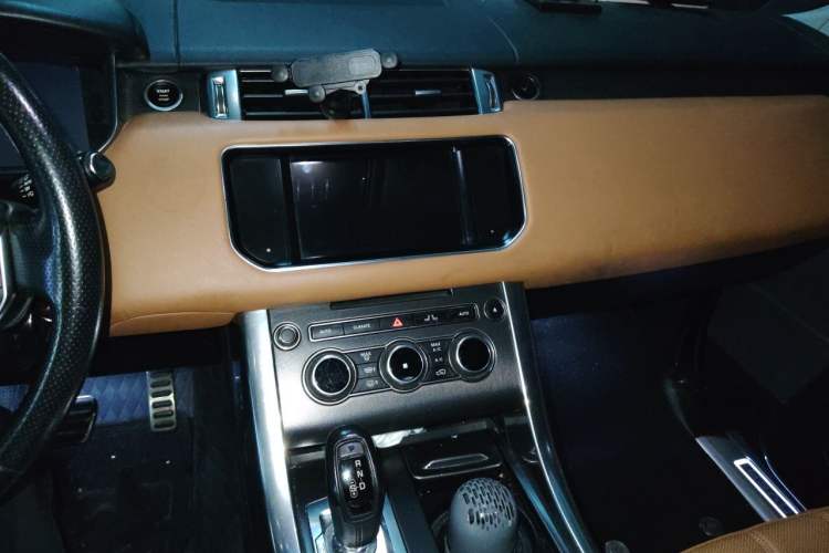 Used Land Rover Range Sport 2014 3.0 SC V6 HSE DYNAMIC Audio And AC Panel